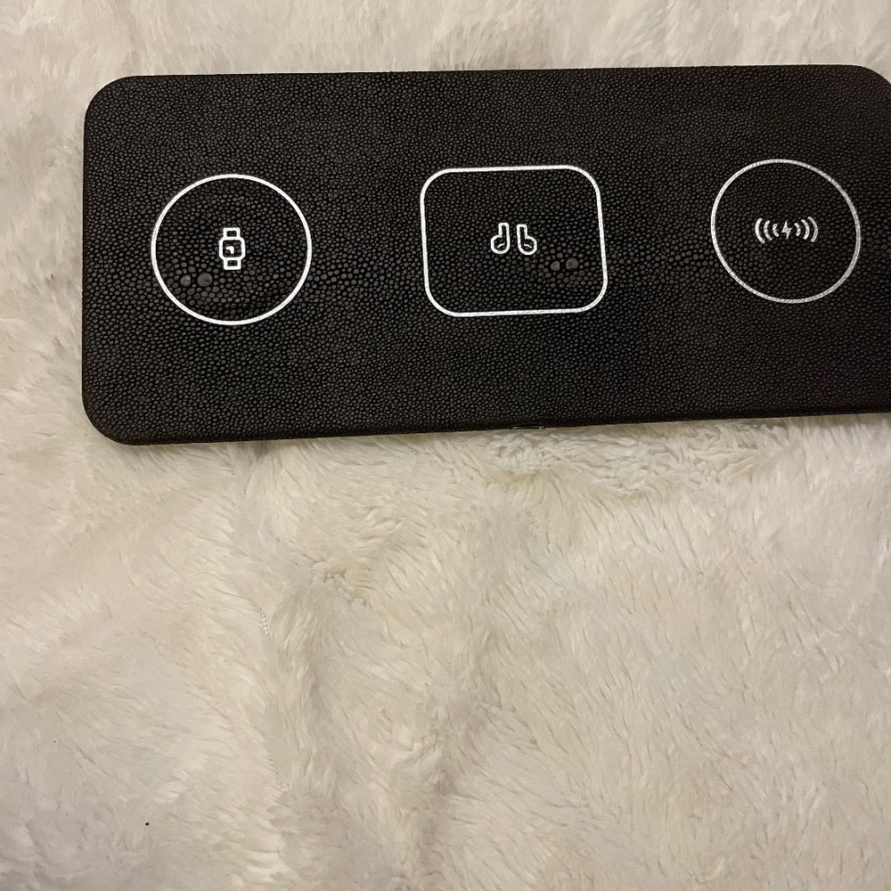 Brouk & Co Ace 3 in 1 portable wireless fast charging pad two available in black